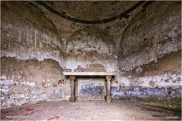 Toscana,Fotografia di un altare abbandonata in una cappella