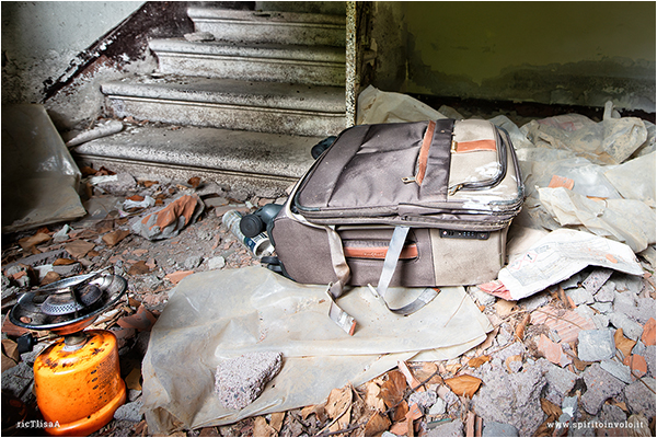 Toscana,Foto di una valigia in una casa abbandonata