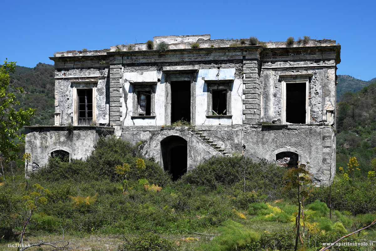 Sicilia,Facciata della villa Bortolo abbandonata