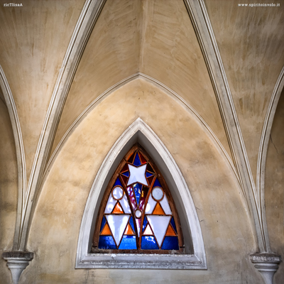 Finestra decorata della chiesa degli Olandesi a Livorno