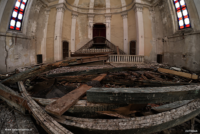 Travi ed altare della chiesa degli Olandesi a Livorno