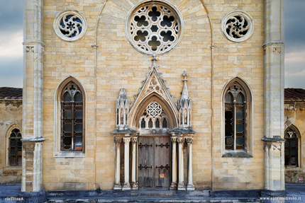 Retro e finestre della chiesa degli Olandesi a Livorno