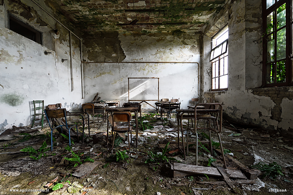 Aula di una scuola abbandonata