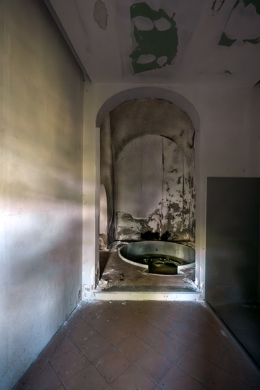 Porta con arco nelle terme abbandonate