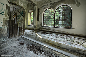 Finetsre con grate nel villino abbandonato