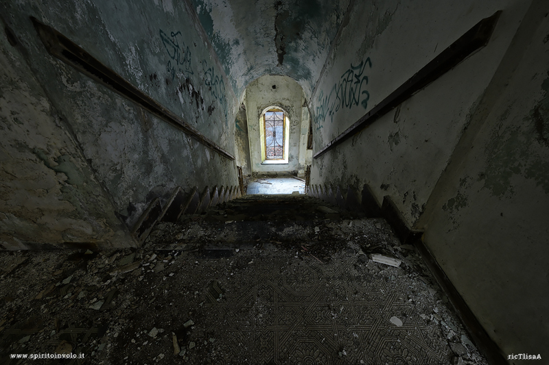 Scale viste dall'alto nel villino abbandonato