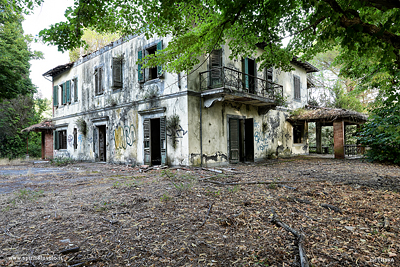 Facciata del villino abbandonato