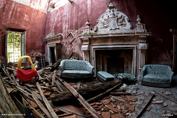 Macchinina per bambini abbandonata nel salotto crollato