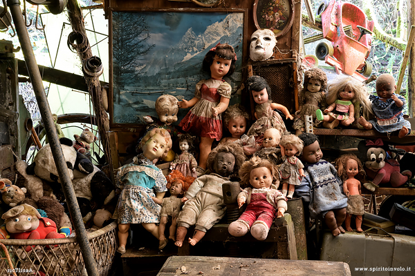 Bambole abbandonate