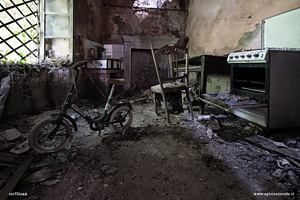 Bicicletta abbandonata in cucina