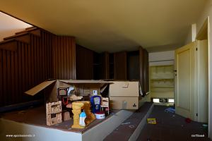 Scatola con giochi per bambini nella casa abbandonata