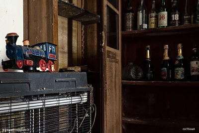 Trenino di latta abbandonato 