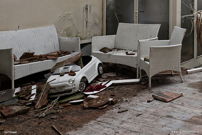 Macchinina a pedali abbandonata nel salotto