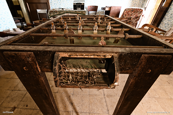 Vecchio biliardino abbandonato