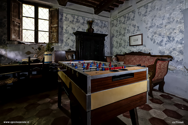 Calcio balilla abbandonato 