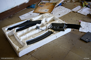 Scatola con trenino abbandonato 