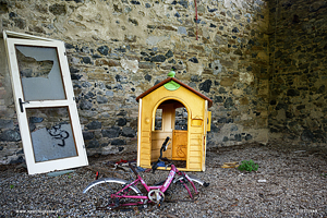 Casetta e bicicletta abbandonata