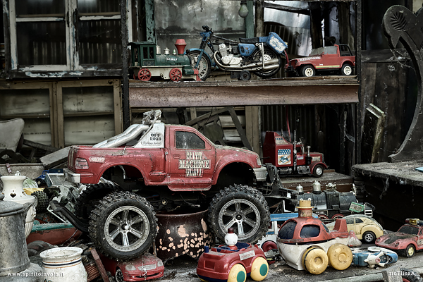 Modellini di auto abbandonati