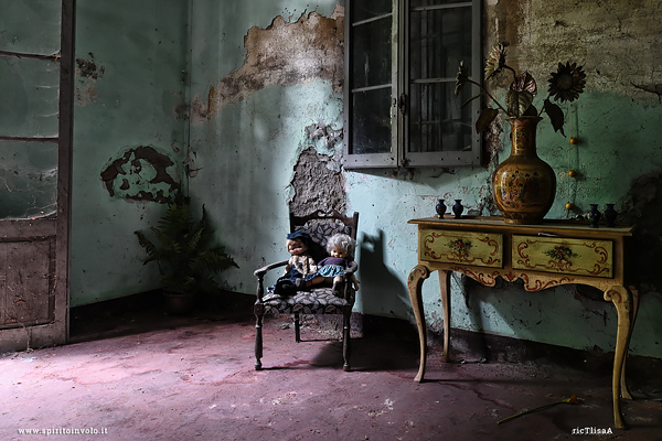 Due bambolotti sulla sedia nell'ingresso