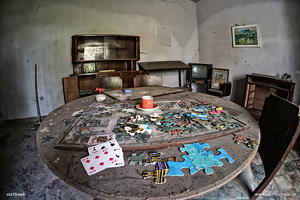 Puzzle e carte da gioco sul tavolino