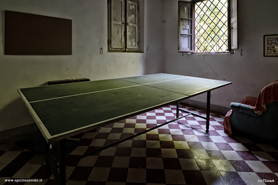 Tavolo da ping pong abbandonato