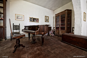 Pianoforte abbandonato nella villa amazzonia