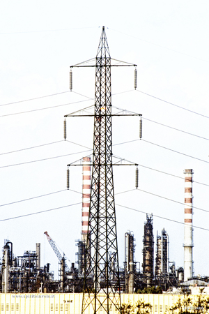 Traliccio elettrico e ciminiere