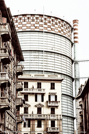 Grande serbatoio e palazzi