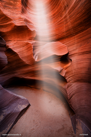 Un 5raggio di luce penetra nelle viscere dell'Antelope Canyon