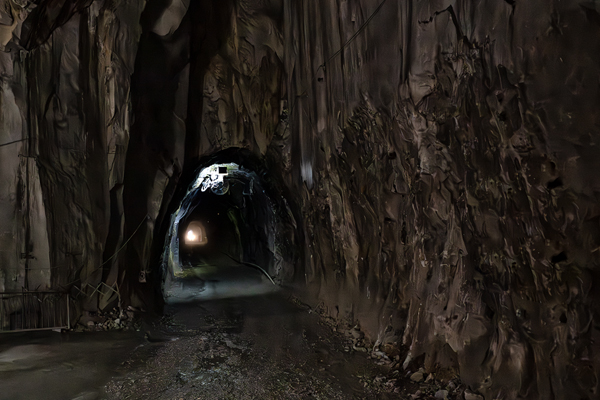 Tunnel nella cava di marmo dentro la montagna