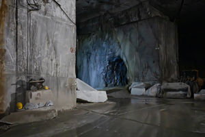 Pareti di marmo nella cava di marmo dentro la montagna