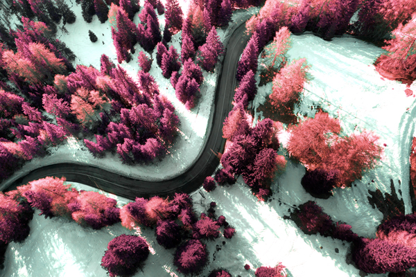 Strada di montagna vista dal drone con infrarosso