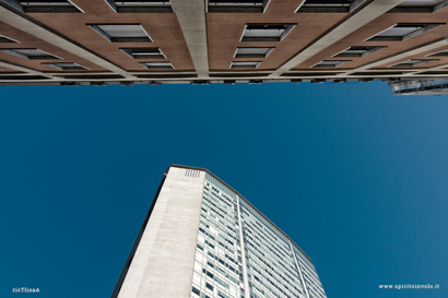 Grattacieli a Milano visti dal basso