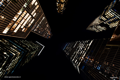 Grattacieli a New York City di notte visti dal basso
