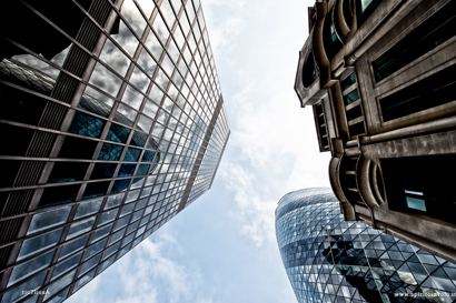 Tubi e Grattacieli a Londra visti dal basso