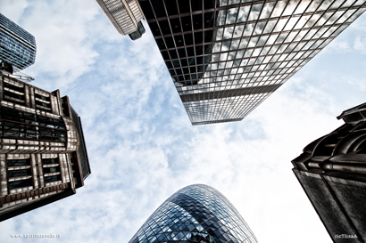 Grattacieli a Londra con cielo nuvoloso visti dal basso