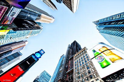 Grattacieli con pubblicità a Manhattan visti dal basso