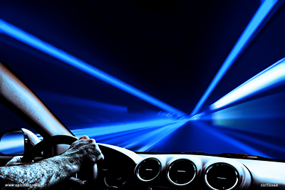 Guidare nella notte in galleria