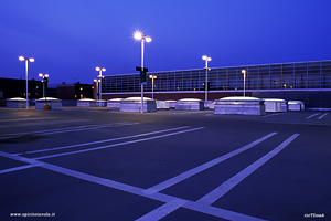 Parcheggio del supermercato di notte