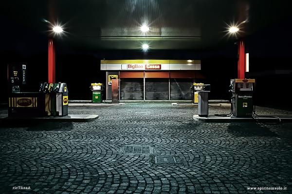 Stazione di servizio nella notte