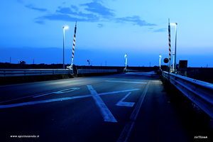 Passaggio a livello aperto di notte