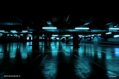 Parcheggio coperto di notte