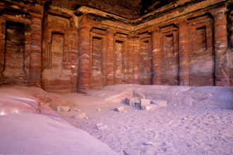 Interno della tomba del soldato Petra in Giordania