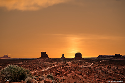 Strada nella Monument Valley al tramonto