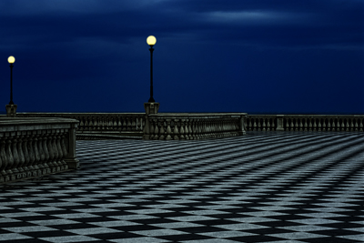 Lampioni accessi alla Terrazza Mascagni a Livorno