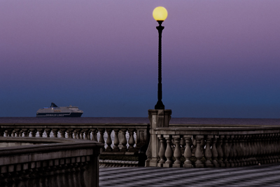 Nave e lampione alla Terrazza Mascagni a Livorno