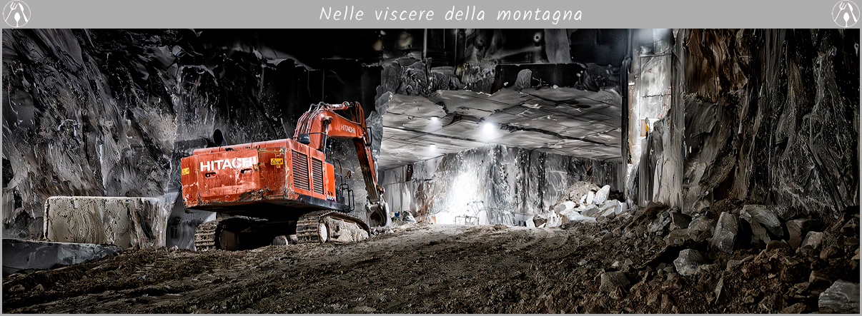 Fuori menu escavatrice nella cava di marmo