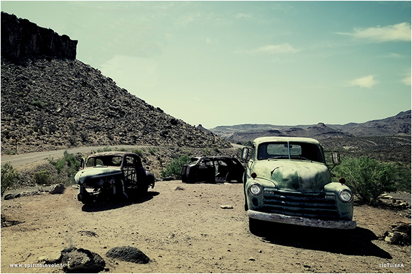 Foto di automobili abbandonate sulla Route 66 in Arizona