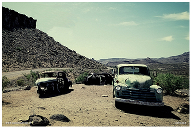 Foto di automobili abbandonate sulla Route 66 in Arizona