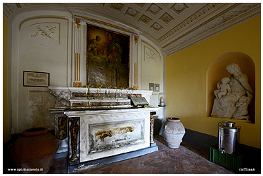 Foto di cappella di famiglia abbandonata